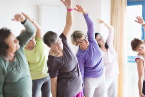 Bild vom Bewegungstraining älterer Frauen in Sportkleidung