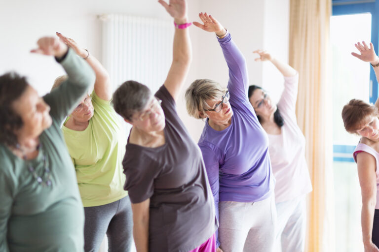 Bild vom Bewegungstraining älterer Frauen in Sportkleidung